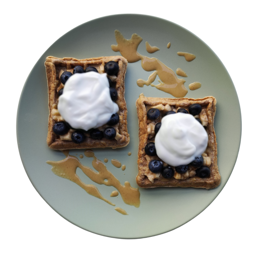 Gofry z tahini, borówkami i jogurtem – przykład posiłku z diety na SIBO gentle FODMAP